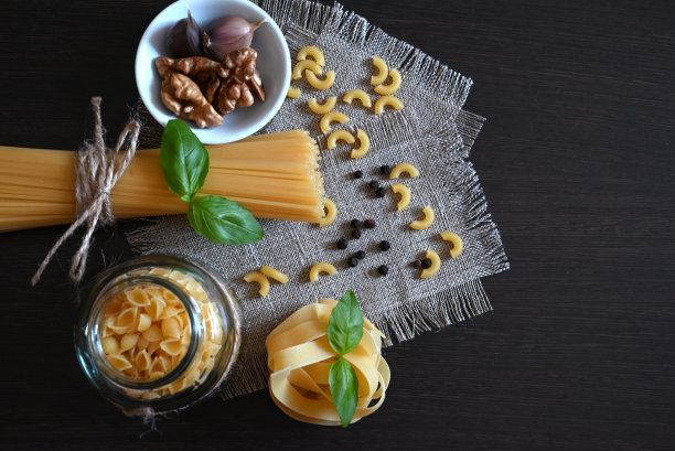 各种各样的意大利面。烹饪概念。俯视图图片下载
