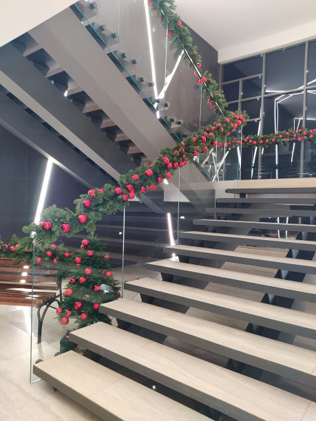 用圣诞花环和红球装饰楼梯图片下载