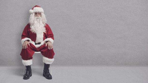 无聊的圣诞老人坐着等着图片下载