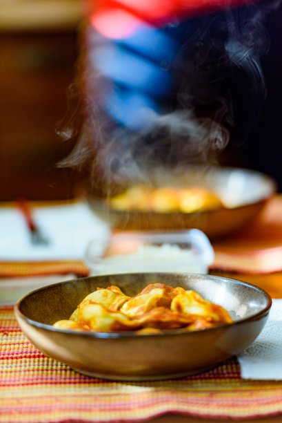 一盘新鲜的意大利饺子和自制的番茄酱上的桌子图片下载
