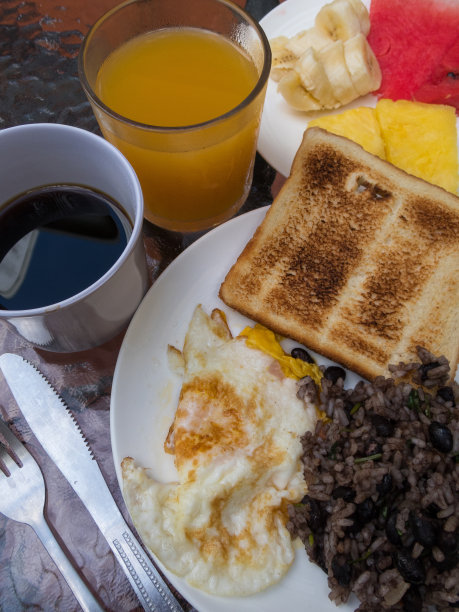 早餐有鸡蛋、米饭和豆子图片下载
