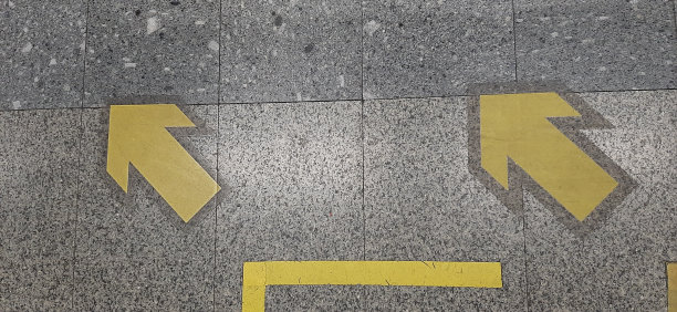 灰色背景上的黄色双箭头表示走这条路，标志符号，背景符号。图片下载