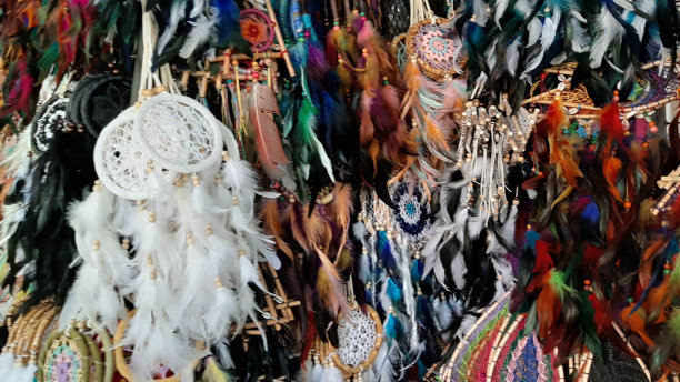 用羽毛做成的，有白的、红的、绿的，搭配着各种颜色，挂起来很漂亮。，作为房间装饰图片下载