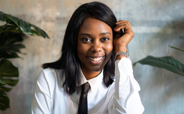 年轻的商业黑人女性的肖像在工业背景图片下载