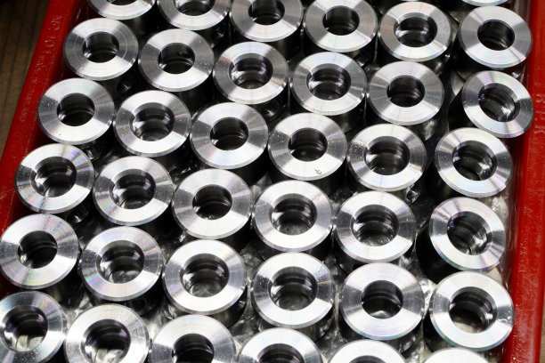 闪亮的钢零件背景。有选择性的工业金属生产模式。采用创新的数控加工技术制造高精度钢汽车零件图片下载