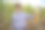 为自己的玉米产量感到自豪的农民微笑着展示着他的大玉米棒子图片下载