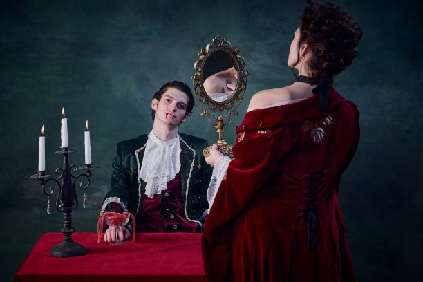 男人的肖像在吸血鬼的形象和女人看着镜子在她的咬脖子。喝血。怪物的牺牲品图片下载