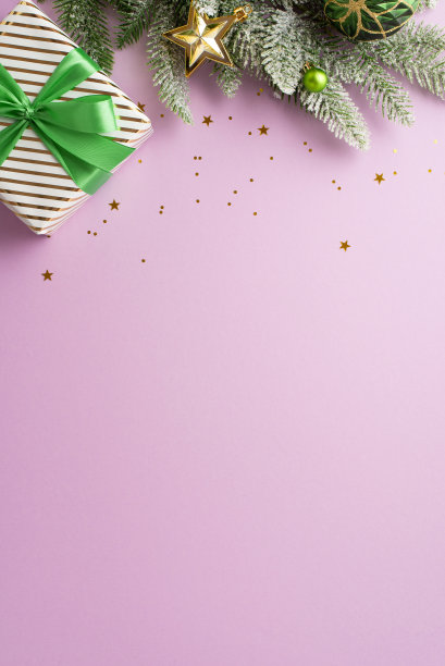 圣诞节的概念。顶视图垂直照片礼品盒蝴蝶结绿色小饰物金星装饰松枝在白霜和闪亮的彩纸屑上孤立的丁香背景与copyspace图片下载