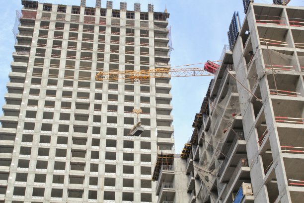 起重机和建筑施工现场。工业新民房业务。发展概念。城市建筑规划。改造项目。图片下载