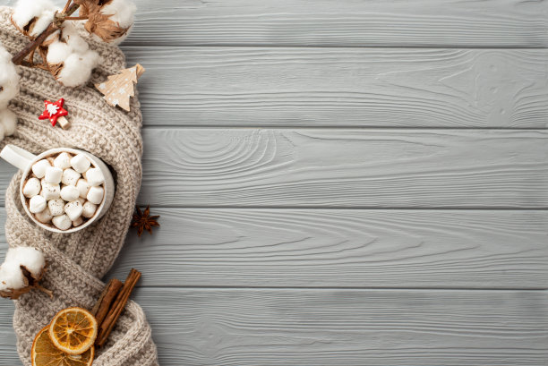 冬天的概念。俯视图照片杯可可与棉花糖棉花枝针织围巾装饰夹子干橙片八角肉桂棒在灰色木桌背景与空白图片下载