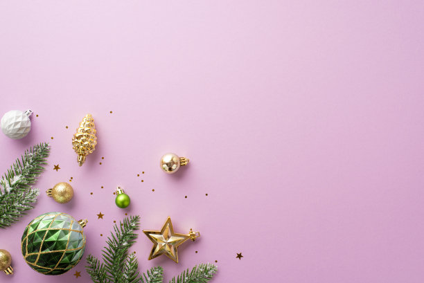 圣诞树装饰概念。俯视图照片，白色的金色和绿色的彩球明星松果装饰闪亮的五彩纸屑和松树树枝在雪孤立的紫色背景与copyspace图片下载
