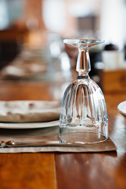 倒着的玻璃杯放在桌子上。户外假期的餐桌设置。图片下载