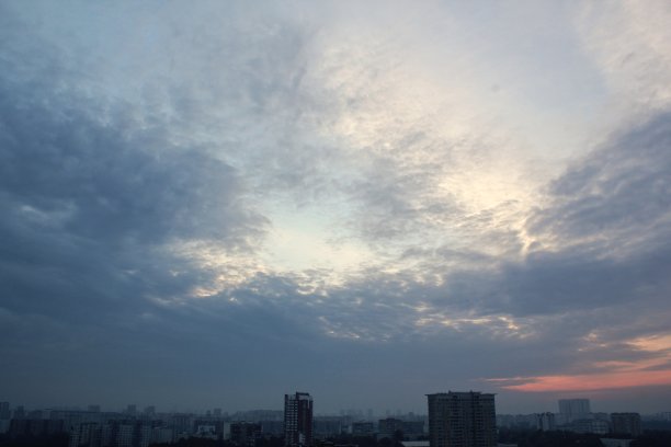 色彩斑斓的云雾黄昏美丽的天空城市景观日落和早晨日出。戏剧性的夜晚清晨景观与城市建筑剪影图片下载