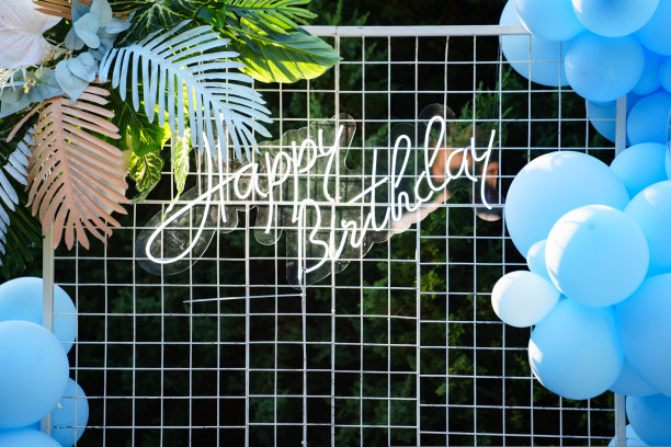 蓝色气球和铅字。照片区和节日装饰。图片下载