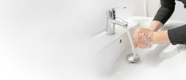 洗手，女人洗她的手掌，肥皂手臂图片下载