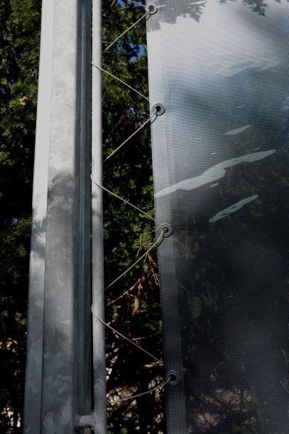 白色广告篷布由电缆安装到金属镀锌框架和锁孔。移动式广告解决方案，便于中期户外使用公司更换内容图片下载