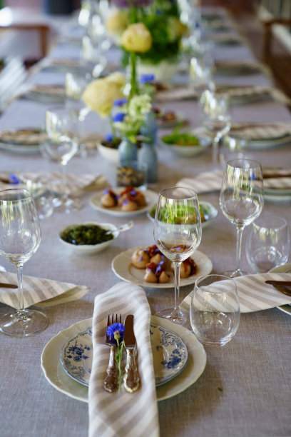 摆放着零食和鲜花的大桌子很漂亮。图片下载