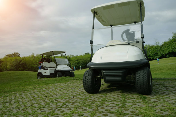 晚上在美丽的高尔夫球场打高尔夫球，高尔夫球场有阳光图片下载