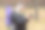 特写老年母亲在树林里拍照片，家人看着屏幕微笑，玩得很开心。女人拿着背包和垫子在肩膀上徒步旅行图片下载