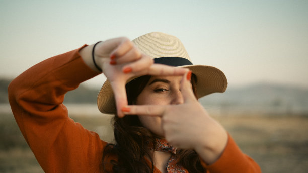 年轻美丽的女人用她的手做框架形状图片下载