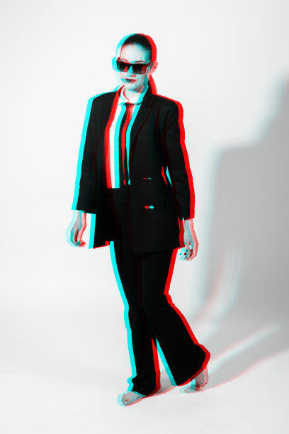 女人穿着经典的黑色套装，戴着RGB分色效果的太阳镜图片下载