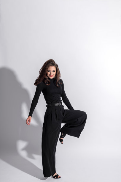 女性与黑色服装工作室肖像在白色背景与复制空间图片下载