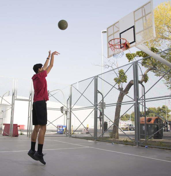 运动男性在户外打篮球图片下载