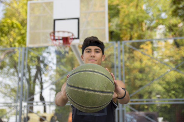 运动男性在户外打篮球图片下载