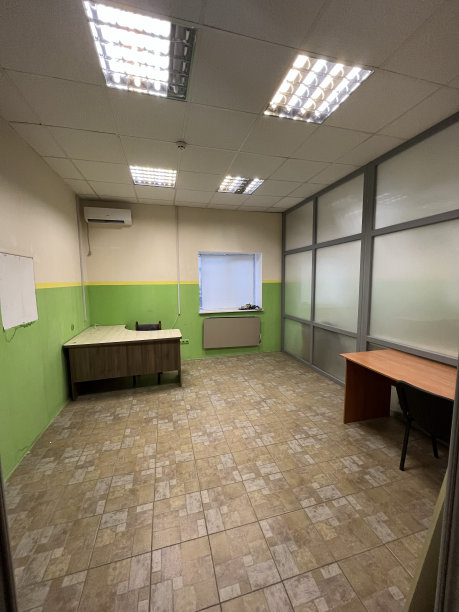 有桌椅的旧办公室图片下载