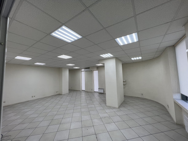 有窗户的空办公室图片下载