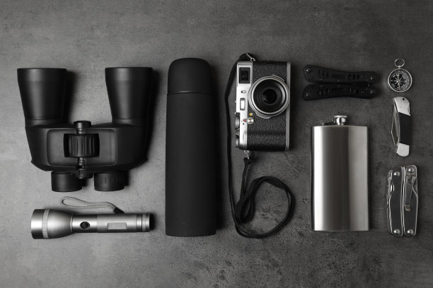 一套旅行者的设备在灰色的桌子上，平放图片下载