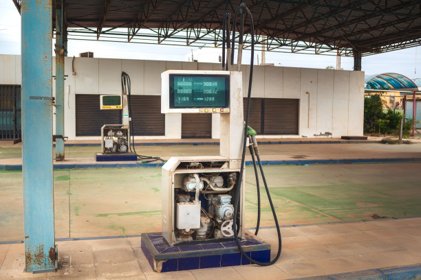 加油站的旧油泵图片下载