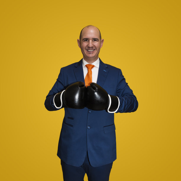 衣冠楚楚的男子戴上拳击手套图片下载