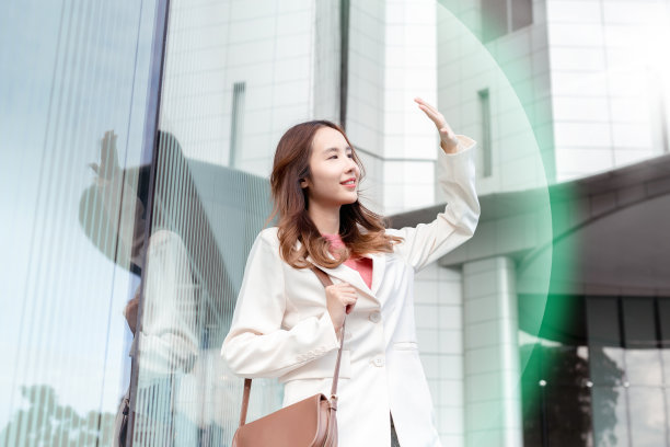 微笑的亚洲美女商人与防晒紫外线或防晒霜，防晒霜在现代城市。图片下载