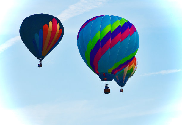 热气球飞向天空图片下载