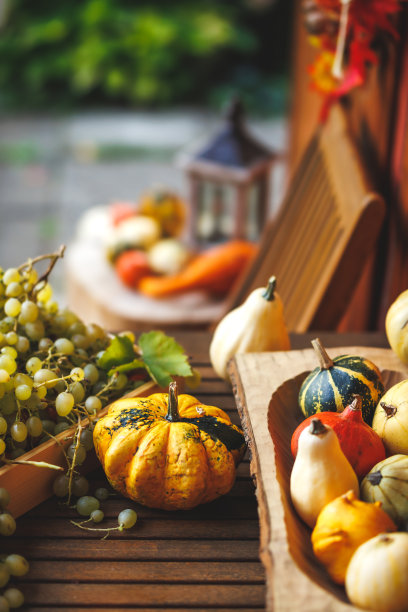 葡萄，装饰南瓜，葫芦和南瓜在木桌上素材图片