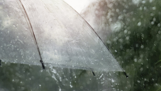 伞下雨对着水滴飞溅的背景。雨天的概念。图片下载