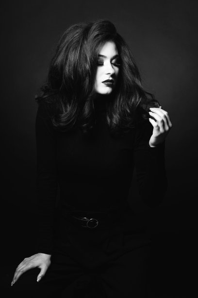 美丽的女人与黑色长发黑白工作室肖像图片下载