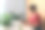 中年妇女电台主持人为在线节目制作播客录音-广播和dj的概念图片下载