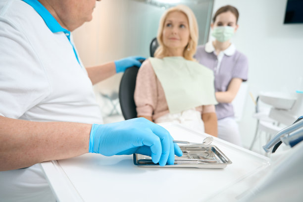 牙科中心桌子上的无菌设备的详细照片图片下载