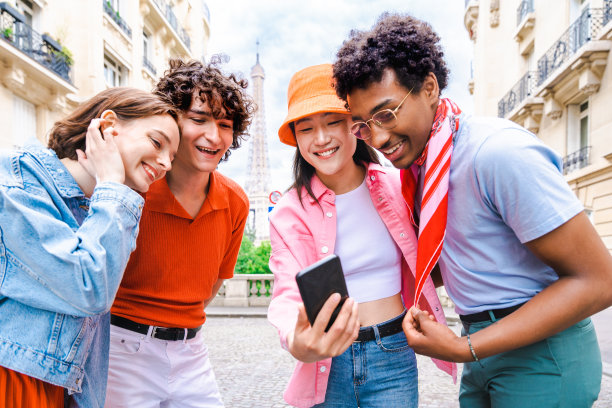 一群快乐的年轻朋友在参观巴黎和埃菲尔铁塔图片下载