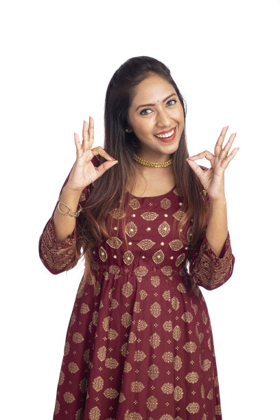 快乐的年轻女子在做手势图片下载