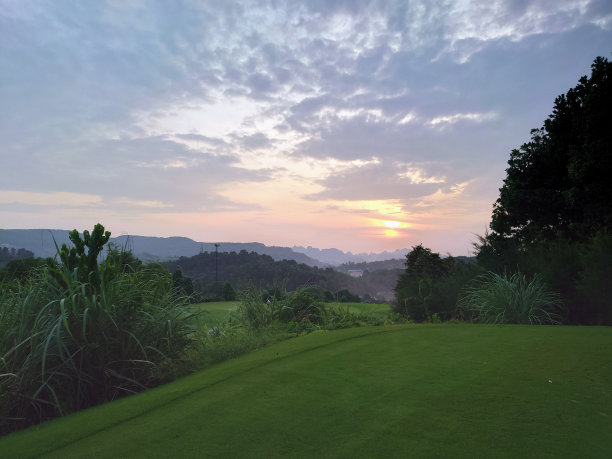 下龙湾高尔夫球场的日出图片下载