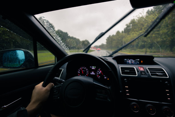 恶劣天气乡村街道-雨中驾车-广角-包括镜子图片下载