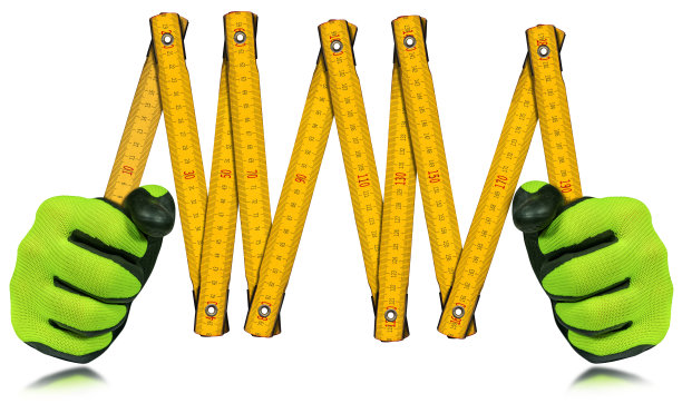 戴着手套的手拿着白色背景上的木制折尺图片下载