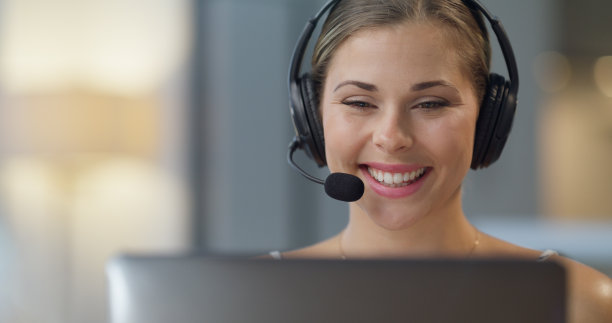 电话中心，互联网通信和女性咨询在网络上，与人们在网上交谈和愉快的顾问在办公室的模型空间。客服人员微笑着在笔记本电脑上工作图片下载