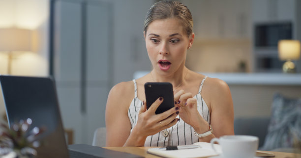 哇的电话，惊喜的电子邮件和女人阅读通信成功，在互联网上的公告和社交媒体新闻，而在家里工作。远程员工对技术上的商业交易感到震惊图片下载