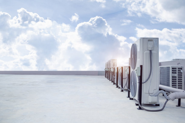 空调室外机压缩机安装在楼外。图片下载