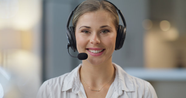 客户支持，电信和呼叫中心的顾问，帮助客户贷款，保险和在线支付。微笑，愉快地与销售代理用耳机工作，提供咨询和咨询服务图片下载