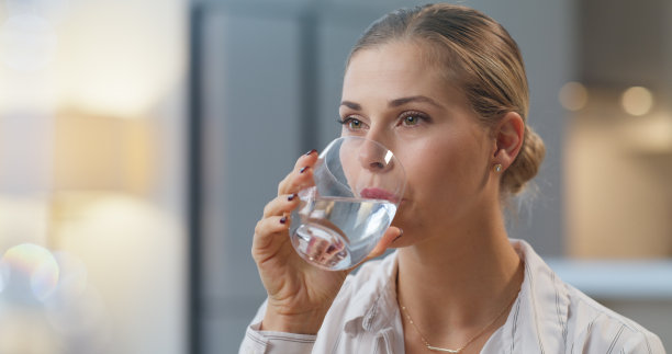 养生，脸和女人在厨房里喝水，放松和镇定用补水饮料。营养、健康和均衡的饮食，口渴的女性享受清洁、新鲜和清洁的水排毒图片下载